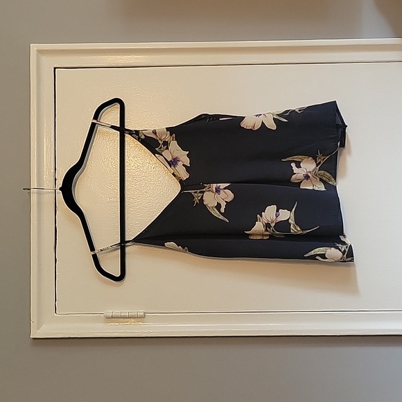 LUSH Rhodes V-Neck Cami - Picture 2 of 5